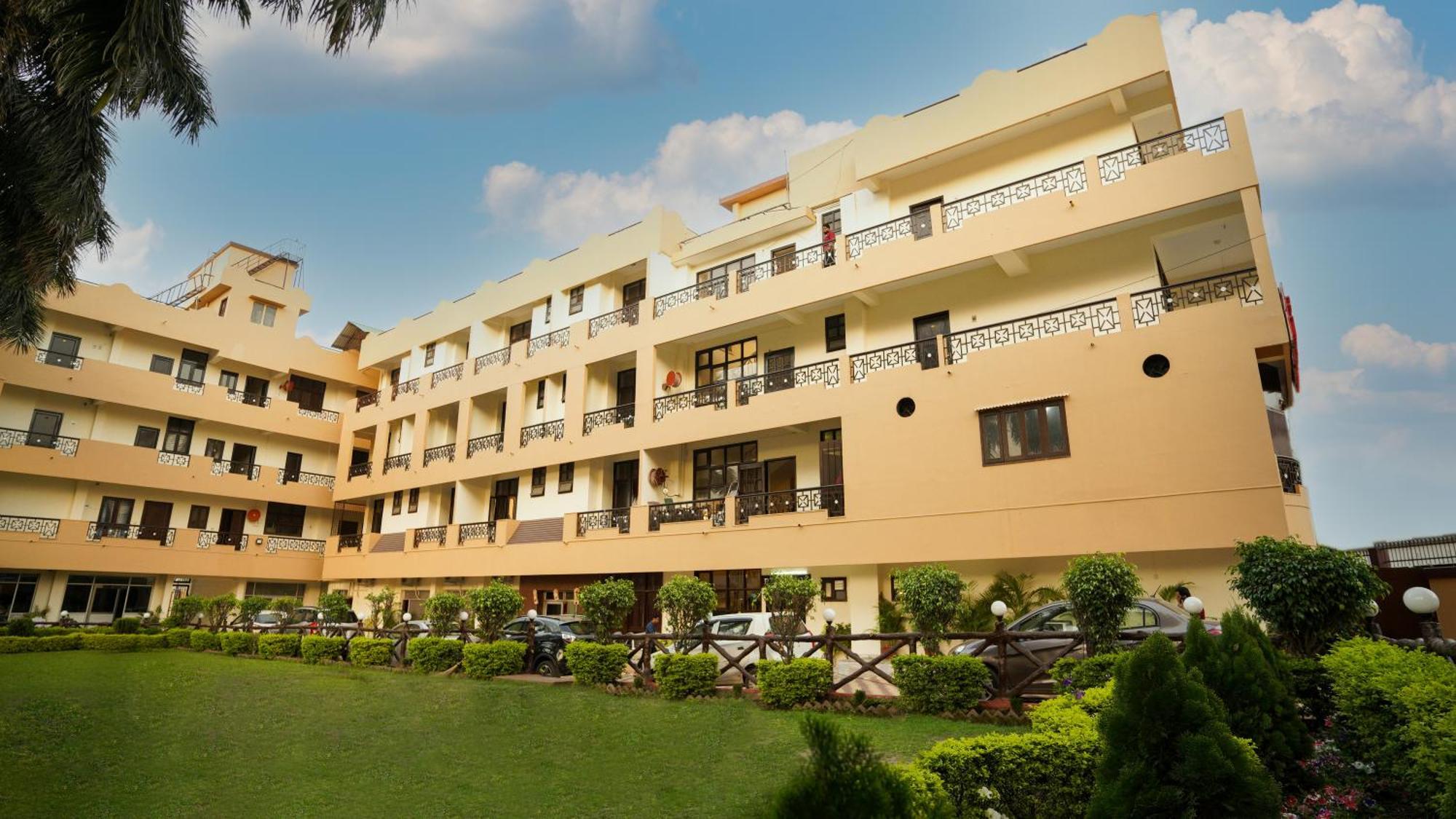 Hotel Neeraj Bhawan- Triveni Ghat Ришикеш Экстерьер фото