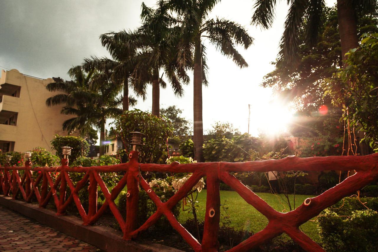Hotel Neeraj Bhawan- Triveni Ghat Ришикеш Экстерьер фото