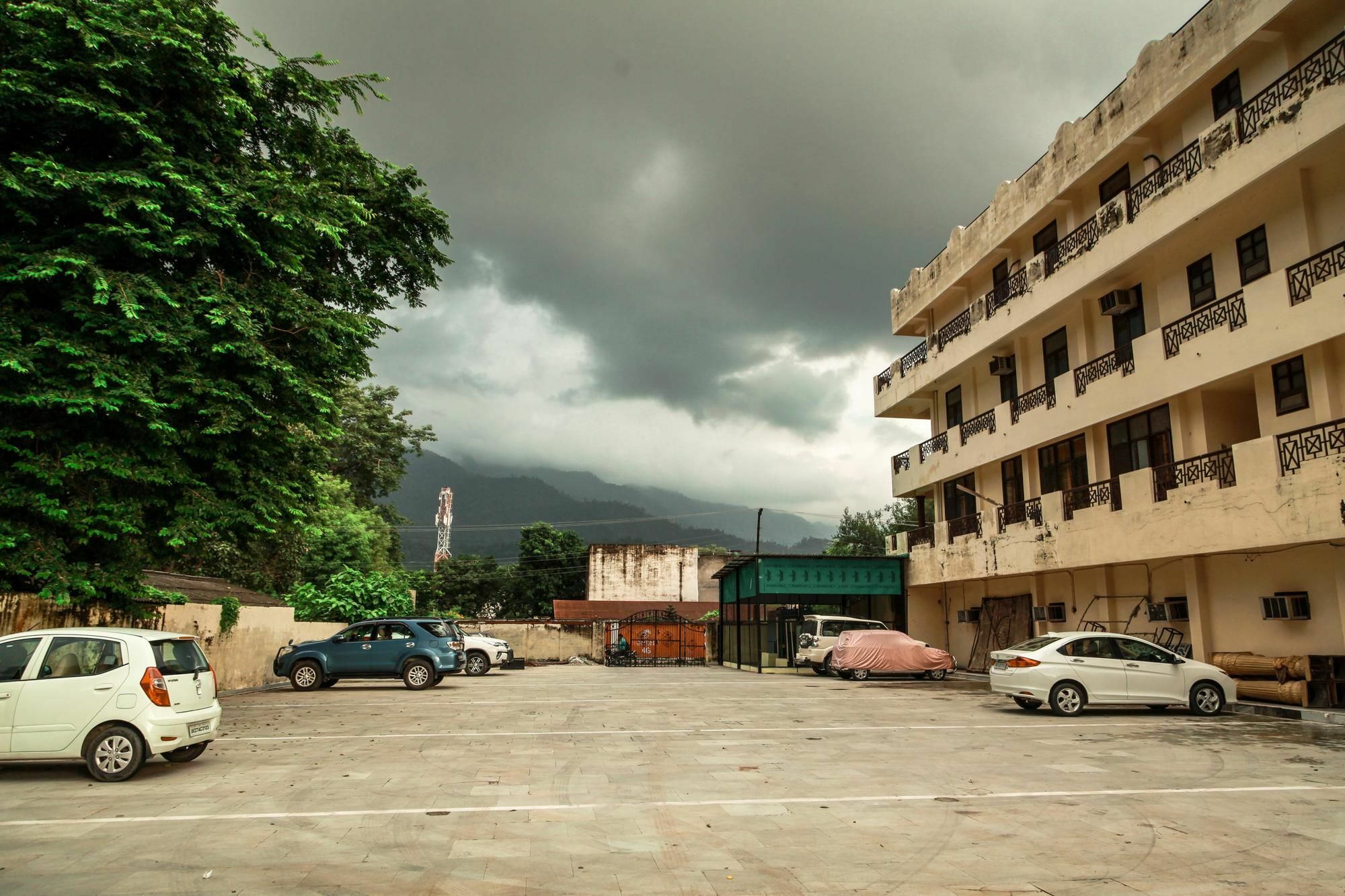 Hotel Neeraj Bhawan- Triveni Ghat Ришикеш Экстерьер фото